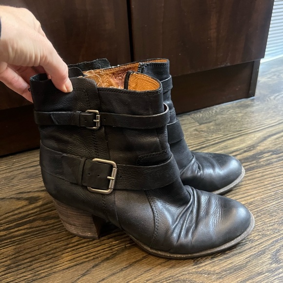 Naya Women’s Black Leather Ankle Boots Bootie with Buckle Details size 9 - Picture 2 of 8